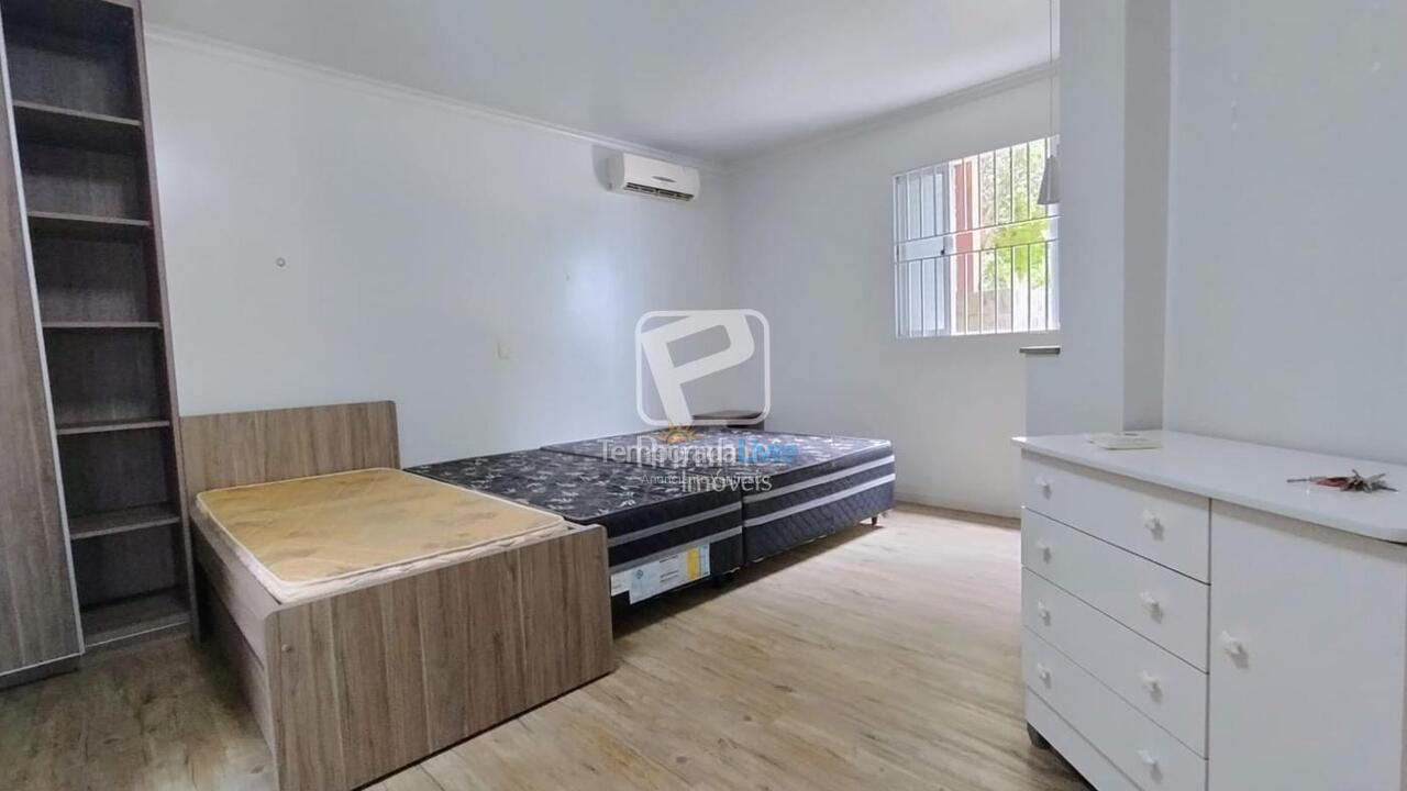 Casa para alquiler de vacaciones em Balneário Camboriú (Praia das Taquaras)