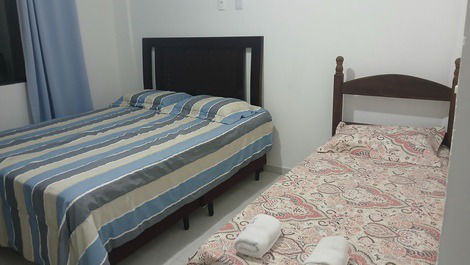 Quarto 01  (cama de casal queen, 1 cama de solteiro)