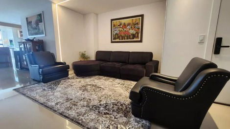 Apartamento em Meia Praia 3 Suítes, Sacada com Churrasqueira e 2 Vagas