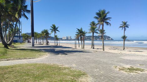 Orla repleta de restaurantes para momentos em família e com calçadão para caminhadas a beira mar .