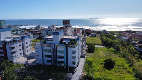 Apartamento 2 dorm. a 150m da praia em Mariscal