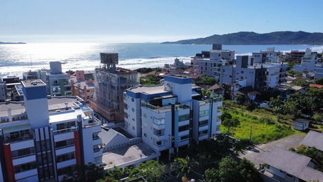 Apartamento 2 dorm. a 150m da praia em Mariscal