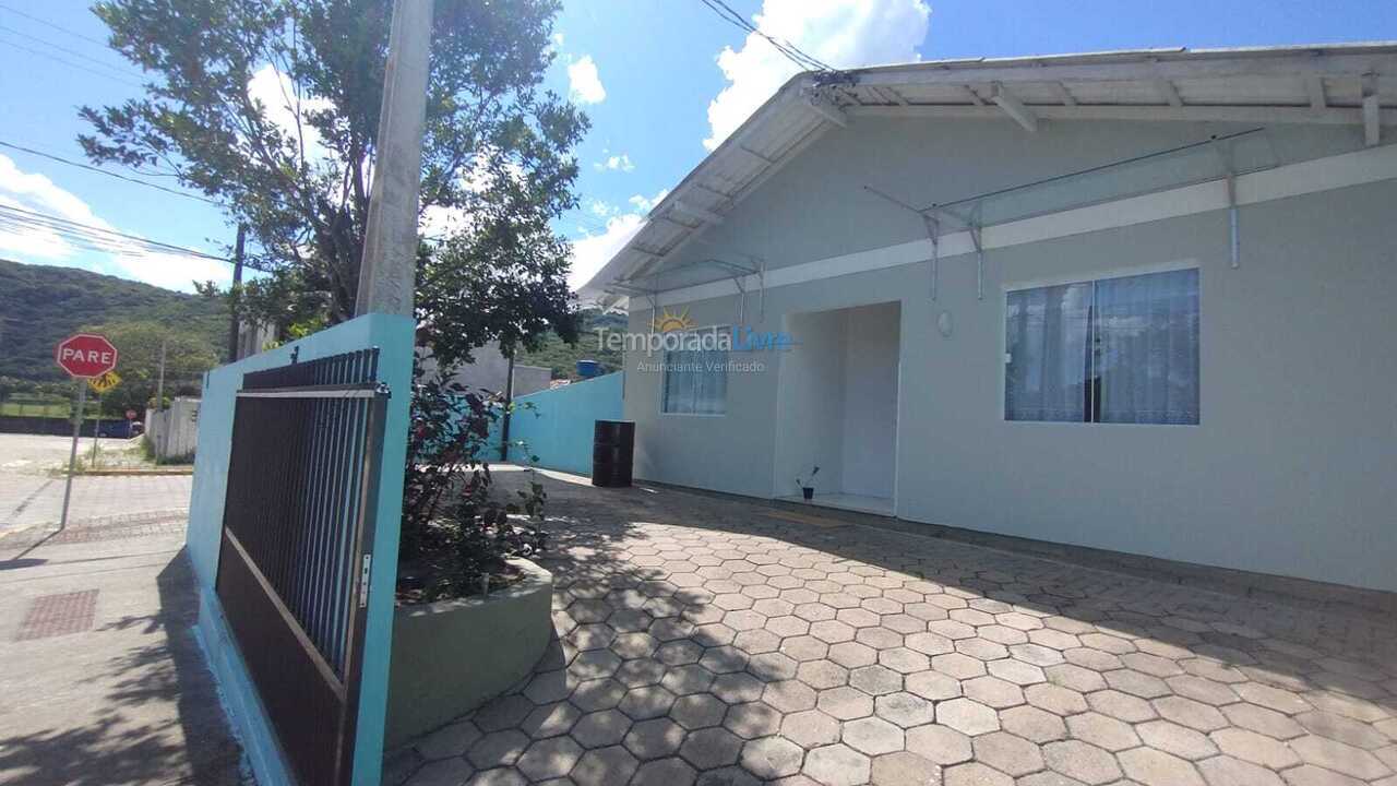 Apartamento para aluguel de temporada em Bombinhas (Praia de Zimbros)