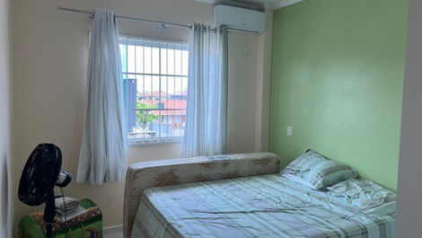 Excelente sobrado 1 suite + 2 quartos com AC, WI-FI, 240m da Prainha