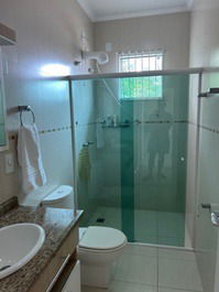 Excelente sobrado 1 suite + 2 quartos com AC, WI-FI, 240m da Prainha