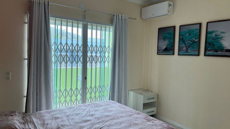 Excelente sobrado 1 suite + 2 quartos com AC, WI-FI, 240m da Prainha