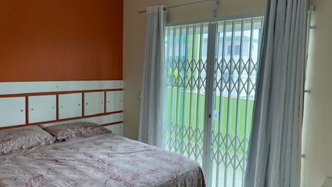 Excelente sobrado 1 suite + 2 quartos com AC, WI-FI, 240m da Prainha