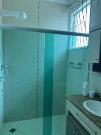 Excelente sobrado 1 suite + 2 quartos com AC, WI-FI, 240m da Prainha