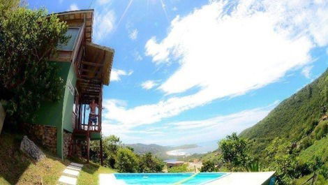 Casa con una vista INCREÍBLE al mar y a toda la playa de Silveira!!!