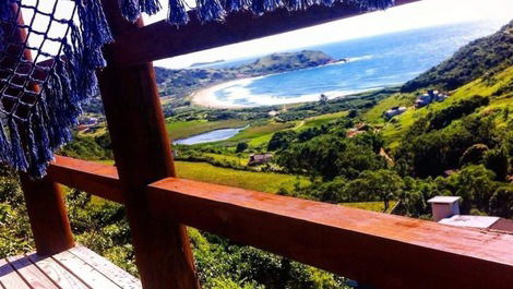 Casa con una vista INCREÍBLE al mar y a toda la playa de Silveira!!!