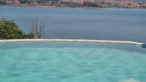 Piscina com borda infinita 