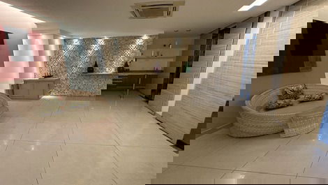 Luxo e Vista Mar: Cobertura com Hidromassagem na Barra