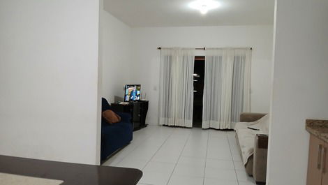 Sala de estar com tv,  1 sofá,  1 sofá cama.