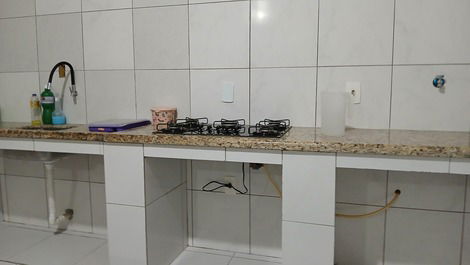 Bancada espaçosa na cozinha. 