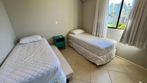 APARTAMENTO QUADRA MAR EM MEIA PRAIA