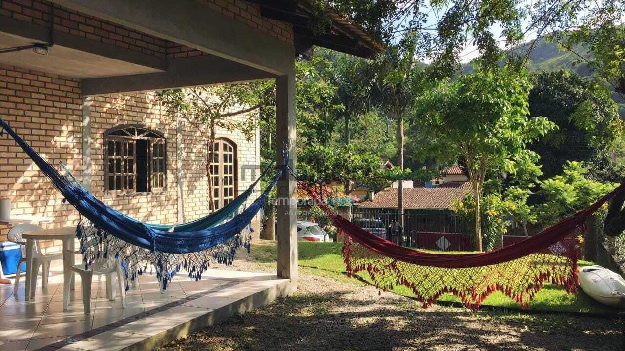 Casa para aluguel de temporada em Bombinhas (Praia de Zimbros)