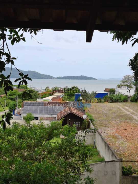 Casa para aluguel de temporada em Bombinhas (Praia de Zimbros)