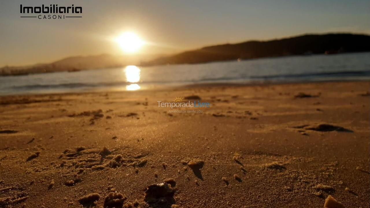 Casa para aluguel de temporada em Bombinhas (Praia de Zimbros)