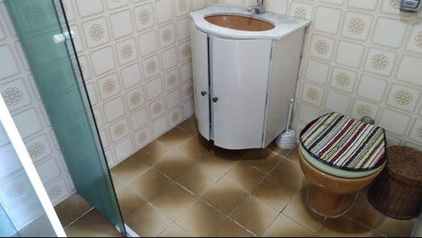 Apartamento pra temporada na enseada bem simples até 5 días