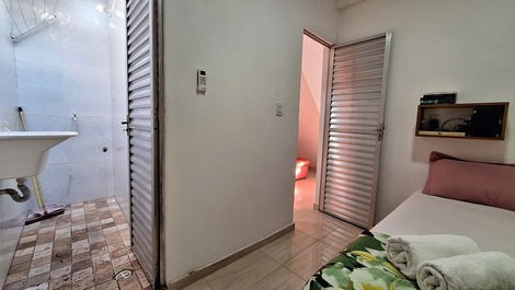 Foto geral do quarto, com saída para área de serviço (aberta). possui varal instalado.