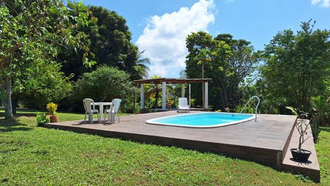 Vista da varanda para o pergolado e piscina