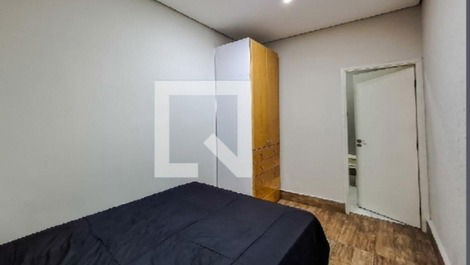 Quarto suite com cama box de casal e armário com 2 folhas e gavetas