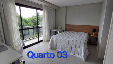 Quarto pavto. superior com cama queen, mesa para notebook e 2 sacadas.