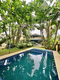 Casa de alto padrão em condomínio frente ao mar