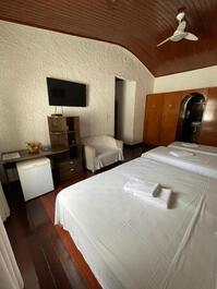 Suite with air conditioning, TV, minibar and breakfast included.