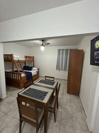 Studio situado na Vila Tupi (Praia Grande) na avenida da praia