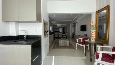 Lindo apartamento mobiliado com 3 suítes na quadra mar