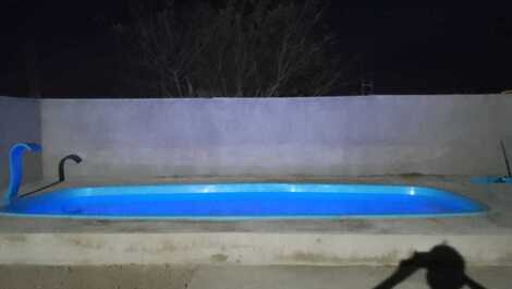 Nossa piscina a noite.