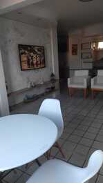 Sala de estar e varanda com mesa