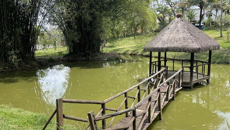 Sitio de vacaciones con piscina, barbacoa, sauna y 8 suites.