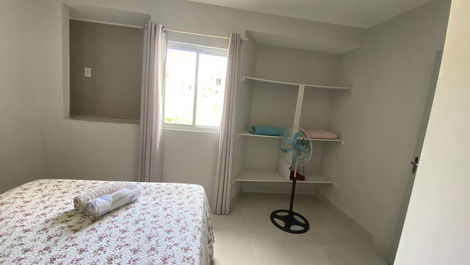 Quarto com roupa de cama, toalhas, cobertores..