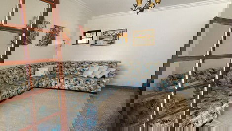 Sala com tv em frente a piscina 