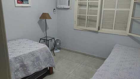 Quarto com 2 camas de solteiro e 2 colchonetes