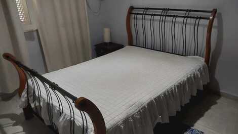 Quarto com uma cama de casal