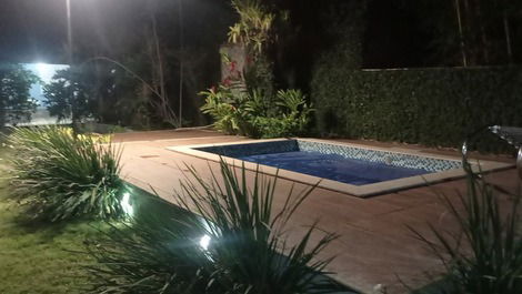 Piscina a noite, iluminada