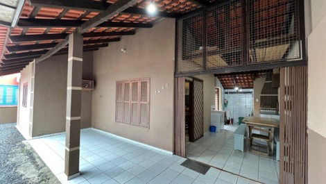 Great house in Enseada, 2 bedrooms with AC, WI-FI, barbecue