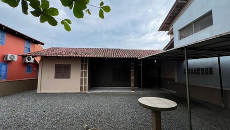 Great house in Enseada, 2 bedrooms with AC, WI-FI, barbecue