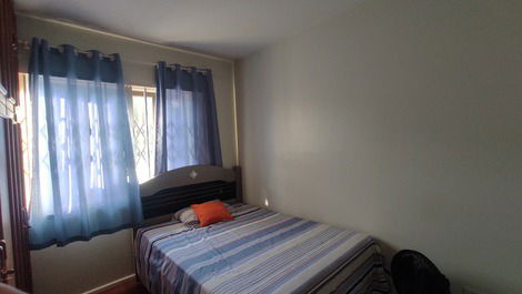 Quarto com ventilador e cama de casal