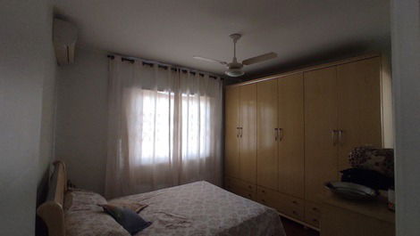 Quarto suíte com ar condicionado 