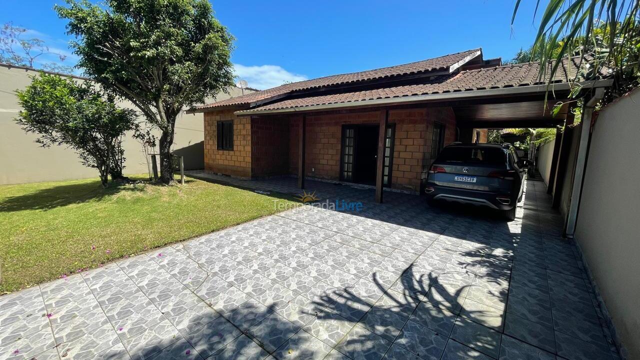 Casa para alquiler de vacaciones em Caraguatatuba (Massaguaçu)