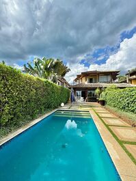 House in a condominium right on the sand on Camburizinho beach