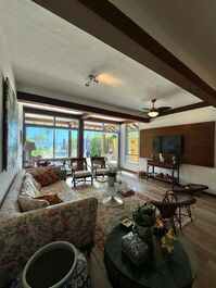 House in a condominium right on the sand on Camburizinho beach