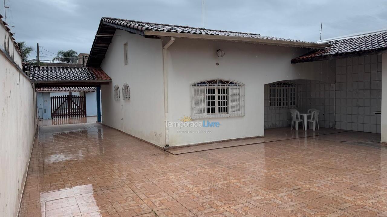 Casa para alquiler de vacaciones em Caraguatatuba (Praia das Palmeiras)