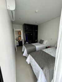 Guarda roupas e roupa de cama disponíveis