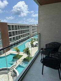 Varanda com vista para complexo de piscinas