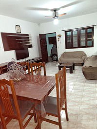 Airy corner house 450 meters from the beach with everything close by